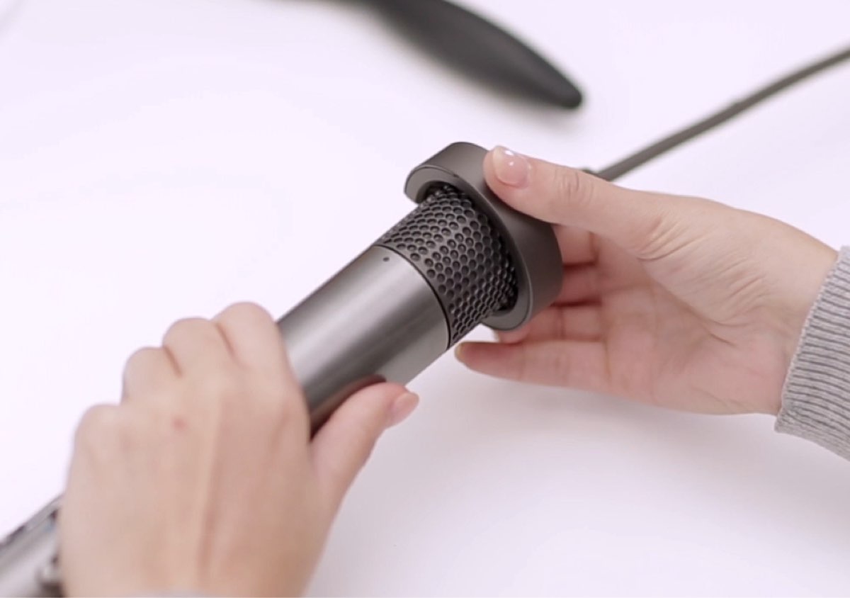 필터 청소 브러시로 필터 케이지를 청소하는 모습