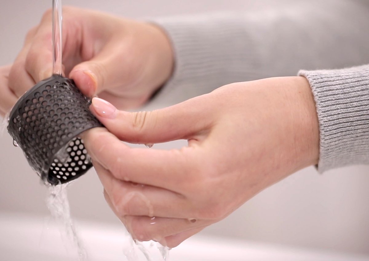 필터 케이지 세척하는 모습