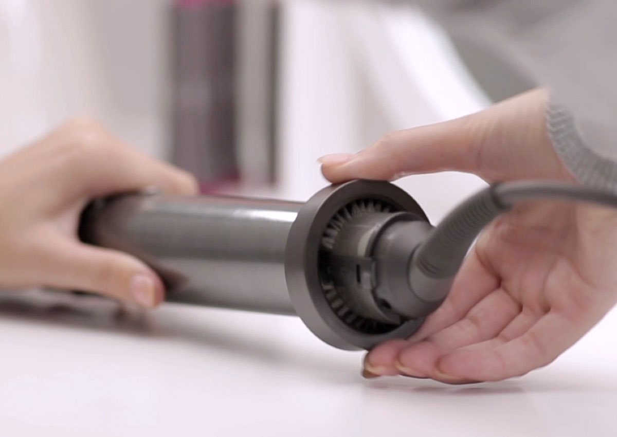 필터 청소 브러시로 필터 메시를 청소하는 모습